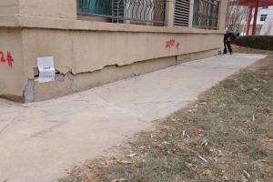 某小區(qū)地基下沉導致墻體裂縫加固